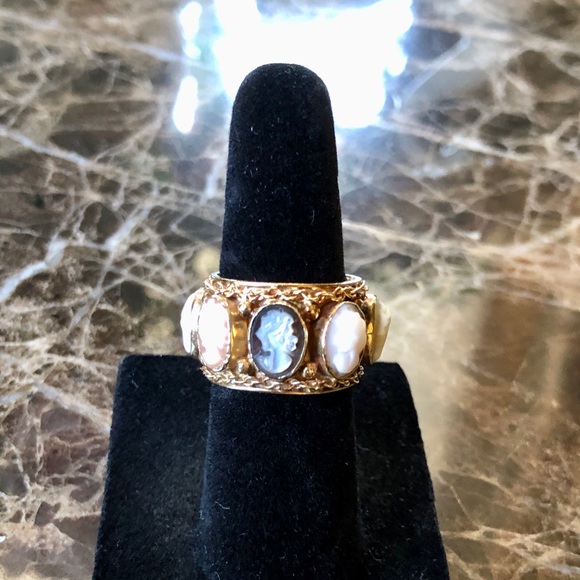 14KT Solid Gold Vintage Cameo Shell Ring - Picture 2 of 7